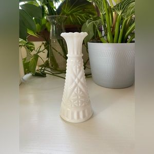 Vintage Mid-Vintage Milk Glass Bud Vase 6" Anchor Hocking Starburst Star Pattern